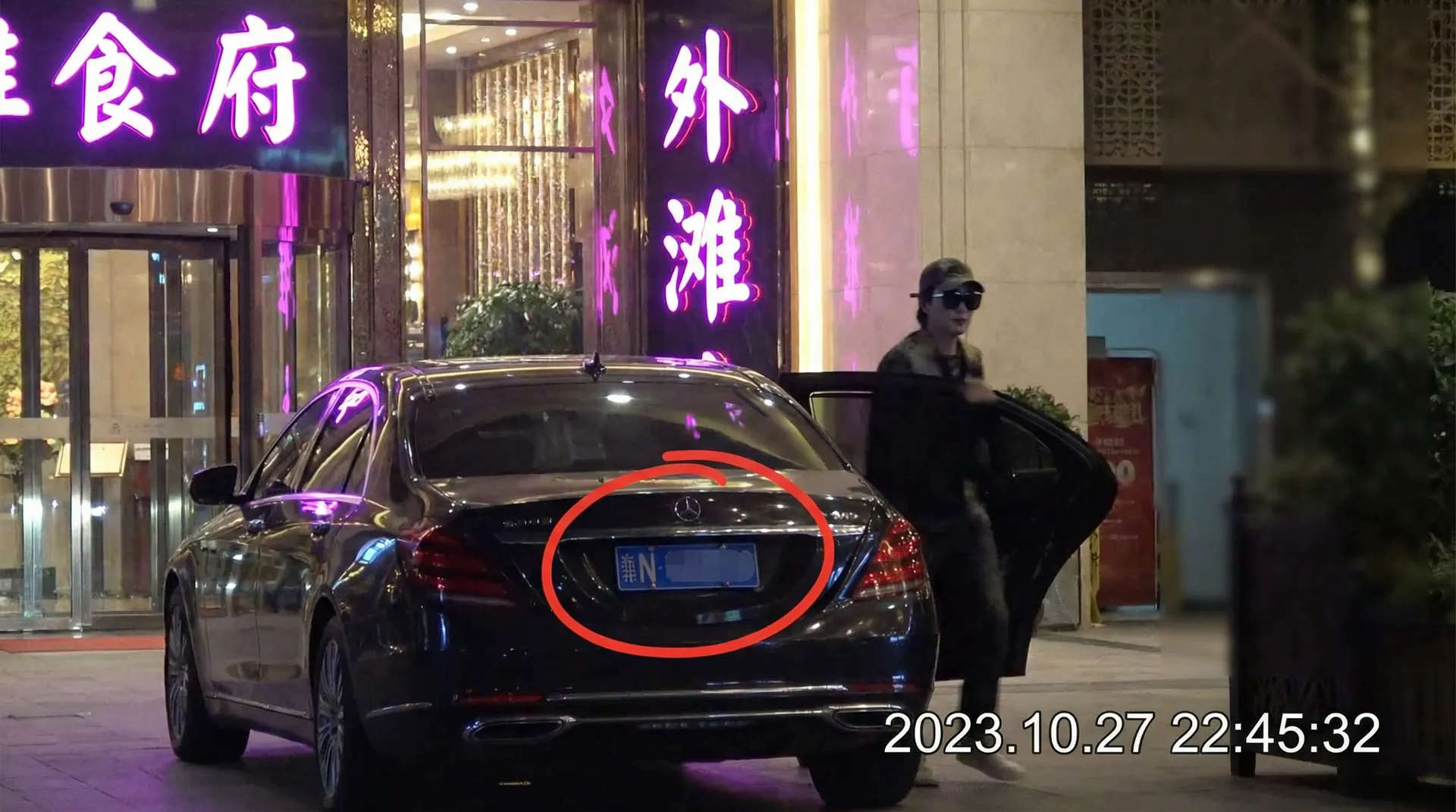 字母圈::字母圈传媒分享平台 | 全网最全字母圈在线观看 - 豪车餐厅外偷拍